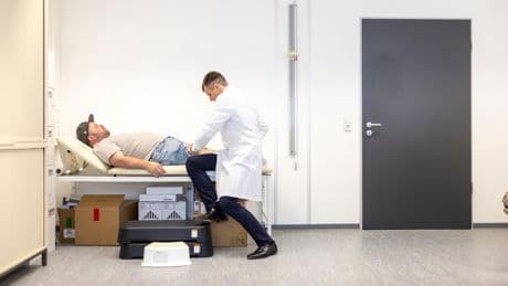 Der Knochen-Doc: Seltene Leiden: "Ich könnte meine Patienten nie im Stich lassen"