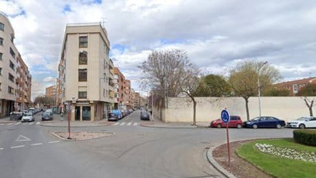 Un coche a la fuga con cinco ocupantes vuelca en una calle de Albacete: hay una herida grave