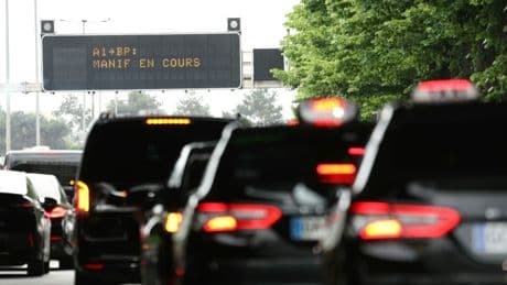 Les taxis toujours mobilisés, le gouvernement promet de «taper fort» sur les VTC