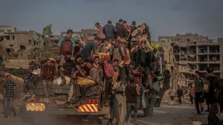 İsrail, Gazze'ye saldırılarında yardım bekleyenler dahil 32 Filistinliyi katletti