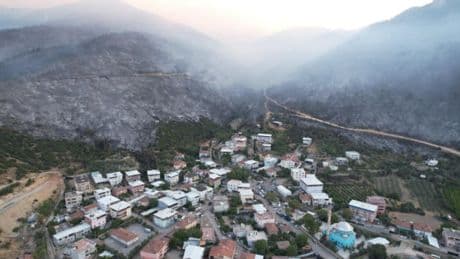 Bursa'da felaketin fotoğrafı... Alevler tam evlerin dibine böyle sokulmuş