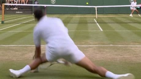 <p>Djokovic di gomma, Wimbledon trema sulla caduta ma Nole evita l'infortunio contro Cobolli</p>