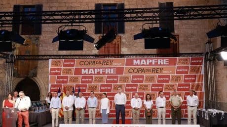 Felipe VI preside la entrega de los premios a los campeones de la regata de vela 43 Copa del Rey MAPFRE