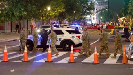 Trump gaat mee op patrouille met leger en politie in Washington