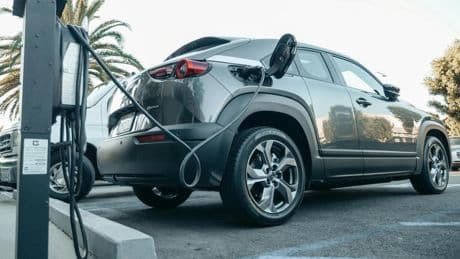 Los dueños de coches eléctricos pueden pagar hasta un 75% menos en el impuesto de circulación: así funciona en cada territorio