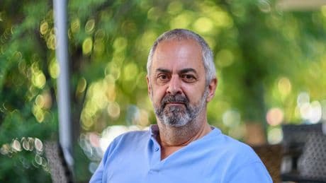 Emilio Silva publica su primera novela, 'Nébeda': "El miedo y el silencio también pueden ser una forma de exilio"