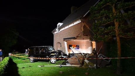 Automobilist rijdt woonkamer in Budel binnen