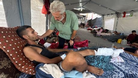 “¡Córteme la pierna, por el amor de Dios! No puedo más”: el hospital Nasser bombardeado por Israel es la imagen del colapso sanitario gazatí