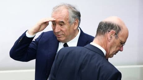 "Les Français n'en ont pas pour leur argent": Bayrou prend l'opinion à témoin sur le budget pour s'éviter la censure