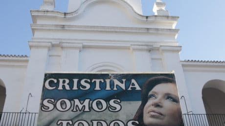 Migliaia in piazza Buenos Aires per sostenere l’ex presidente Cristina Fernández: “Punita per l’eredità politica”