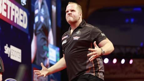 Dirk van Duijvenbode gooit negendarter en gaat er vervolgens hard af tijdens Players Championship 25