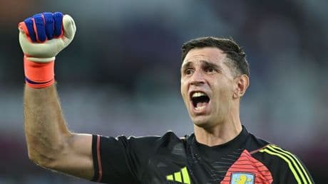 Aston Villa hero Emi Martinez 'got inside head' of Bruno Fernandes with Cristiano Ronaldo taunt