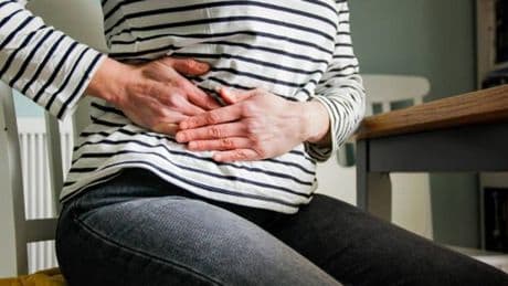 Darmverschluss bei Frauen: Das sind die typischen Symptome