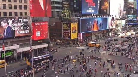 Una pantalla gigante en Times Square pide a Mazón que no vuelva a Valencia por la gestión de la dana