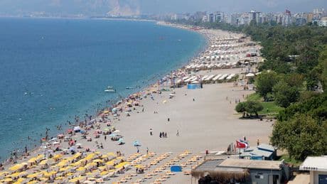 Sıcaktan bunalan Antalyalılar, Konyaaltı Sahili'nde serinledi