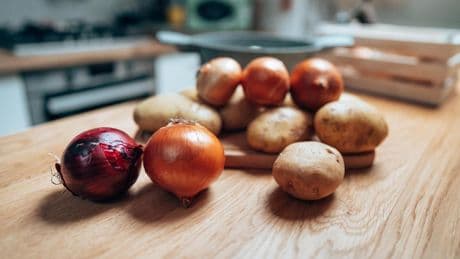 ¿Es un error guardar las patatas y las cebollas en la nevera?