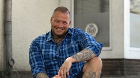 Ex-Neonazi Philip kennt Frauenhass von Incels: „Die hatten zu funktionieren, fertig.“
