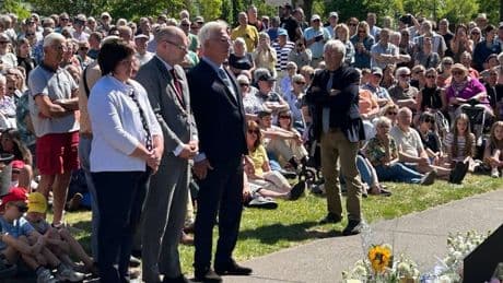 Enschede herdenkt vuurwerkramp na 25 jaar met stilte en bloemen