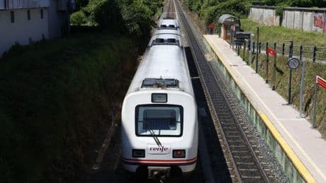 Una avería en la catenaria afecta a seis trenes en Navarra