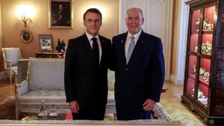 Macron y su esposa Brigitte protagonizan una histórica visita de Estado a Mónaco, agasajados por los príncipes Alberto y Charlene, días después del polémico manotazo
