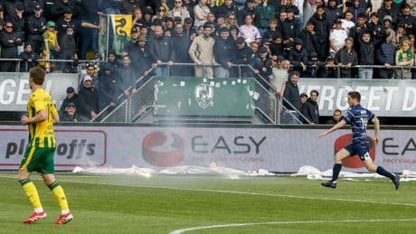 Zwarte dag ADO: duel gestaakt door wc-papier en vuurwerk op veld, Telstar naar halve finales