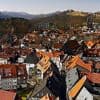 Ehemann festgenommen: Frau stürzt brennend aus Fenster und stirbt