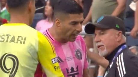 Ekelhaft! - Die Spuck-Attacke von Suárez im Video