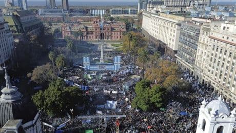 Cristina Fernández congrega una multitud contra su arresto domiciliario