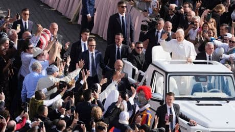 Leo XIV.: Papst Leo erstmals mit Papamobil auf Petersplatz