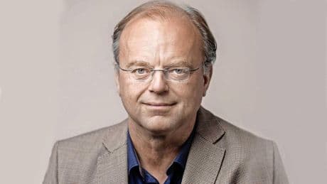 Paul en zijn gezin zitten op een trapfiets en zien hoe ontsnappers in de kraag worden gevat