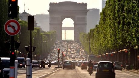 Champs-Élysées: fin de la levée de doute policière, un homme filmé en train de jeter un pétard