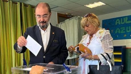 Marisa, su viuda, una hija médico y dos nietas: la familia que dice adiós a Javier Lambán tras su muerte a los 67 años