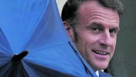 Macron viaggia su un'auto "italiana". Ma nei sondaggi va sempre più lento