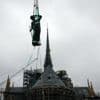 Standbeelden van Notre-Dame redden het nipt van brand: nu keert  Sint-Thomas met het gezicht van de architect terug