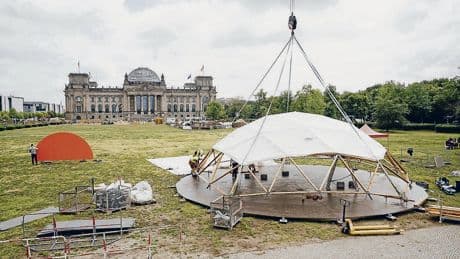 Krise der Demokratie | »Neue Generation« ruft Revolution aus