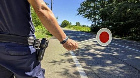 Fare gli abbaglianti per segnalare un posto di blocco è vietato: ecco che cosa si rischia
