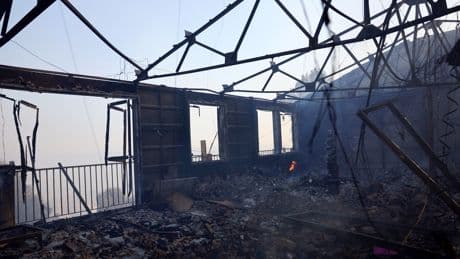 Incendie à Marseille : maisons détruites, collines brûlées, voitures calcinées... Les images apocalyptiques des dégâts causés par les flammes