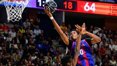 El Barcelona sube al primer equipo a un niño de 13 años y 2,10 m: el impacto del fenómeno Dabone
