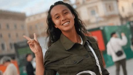 Tennis star tells fans to slide into Instagram DMs if they want to date her