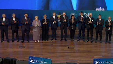AKP'nin 24'üncü kuruluş yıl dönümünde 9 belediye başkanına rozet takıldı