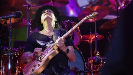Santana ilumina Madrid con un repaso a sus seis décadas de magisterio en el arte de las seis cuerdas