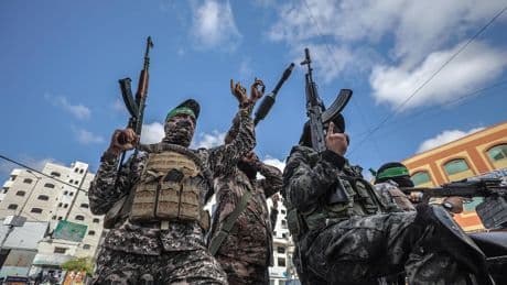"Corrieri e appuntamenti per il tè". Così Hamas continua a pagare gli stipendi nella Striscia di Gaza
