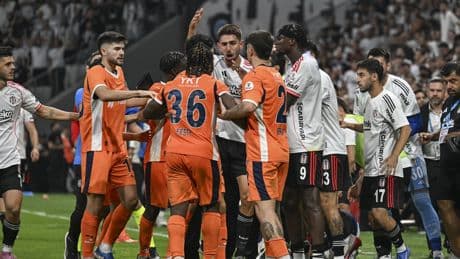 Beşiktaş-Başakşehir maçında saha karıştı