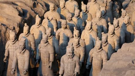 Chine: deux guerriers en terre cuite de 2.000 ans endommagés par un touriste qui avait "sauté" une barrière