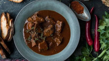 Einfach Essen – die Genusskolumne: Gulasch schmoren wie Tim Mälzer