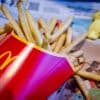 Britse McDonald’s opent “stiltezone” voor werkende volwassenen: kinderen onder de 16 niet welkom