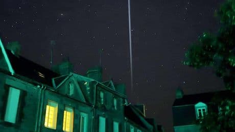 Lichtstrahl am Nachthimmel über Deutschland löst Rätselraten aus