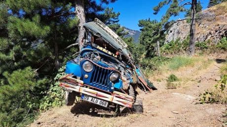 Cip şarampole uçtu, 3 kişi yaralandı