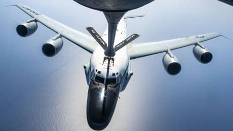 Rc-135 Rivet Joint in volo: la mossa a tenaglia della Nato sulla Russia