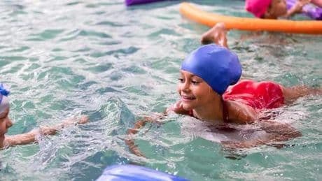 Ondate di calore e sicurezza in piscina: le raccomandazioni e il numero da chiamare 1500
